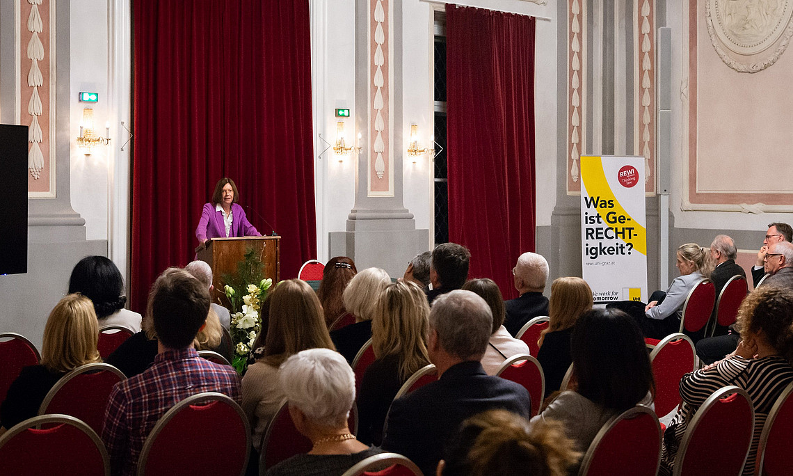 Die Antrittsvorlesung von Elisabeth Lovrek, der ehemaligen Präsidentin des OGH und neuen Professorin am Institut für Zivilverfahrensrecht und Insolvenzrecht, fand im festlichen Rahmen des Meerscheinschlössls statt.