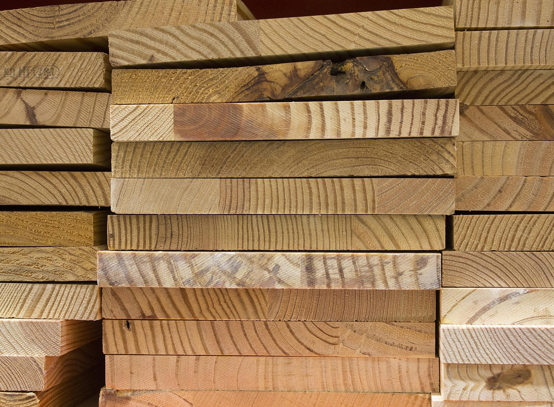 übereinander geschichtete Holzlatten ©Pixabay