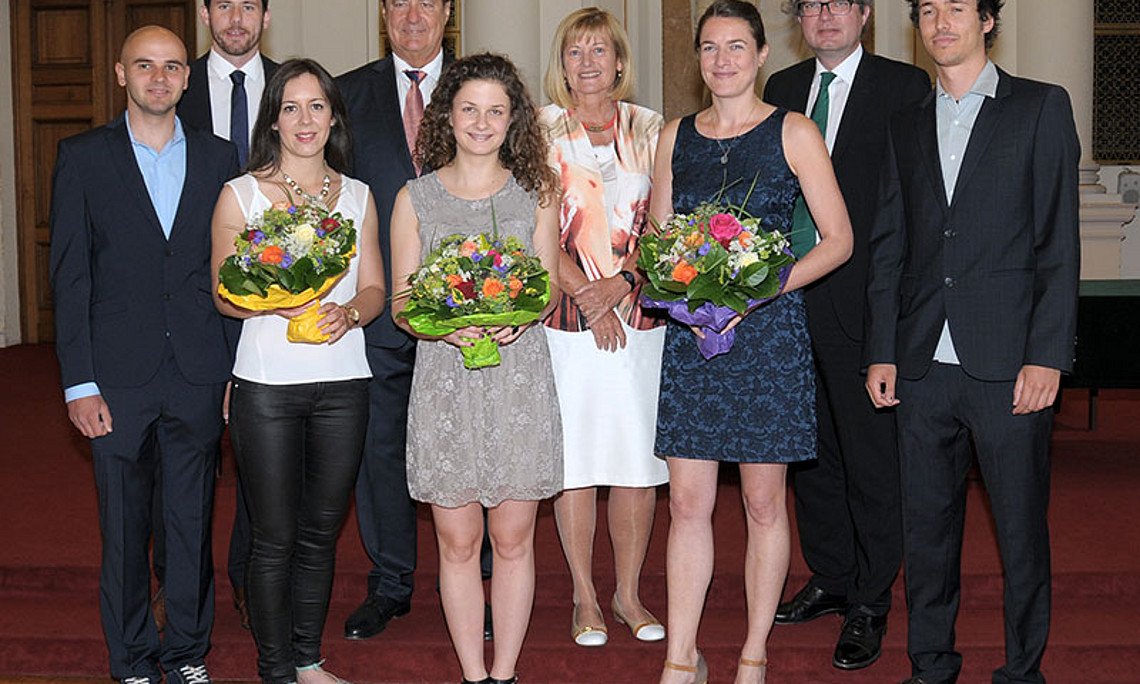 Dino Hasanagić, Martin Smoliner, Matea Josić, Honorarkonsul Rudi Roth, Maria Pokrivka, Rektorin Christa Neuper, Maartje Roelofsen, Landesrat Christopher Drexler, Thomas Schmiedhofer (v.l.). Foto: Uni Graz/Pichler