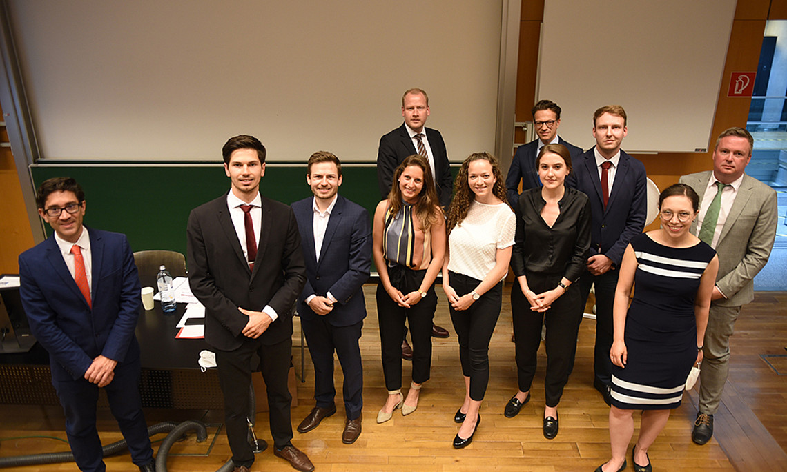 1. Reihe: Walter Doralt, Stefan Heiss, Tobias Weidinger, Elisabeth Painsi, Caroline Hribar, Klara Kastner, Bernhard Sommer, Viktoria Robertson, Thomas Garber (v.l.) 2. Reihe: Dekan Christoph Bezemek (links), Matthias Wendland Foto: Uni Graz/Schweiger