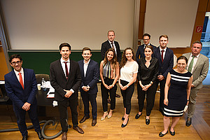 1. Reihe: Walter Doralt, Stefan Heiss, Tobias Weidinger, Elisabeth Painsi, Caroline Hribar, Klara Kastner, Bernhard Sommer, Viktoria Robertson, Thomas Garber (v.l.) 2. Reihe: Dekan Christoph Bezemek (links), Matthias Wendland Foto: Uni Graz/Schweiger