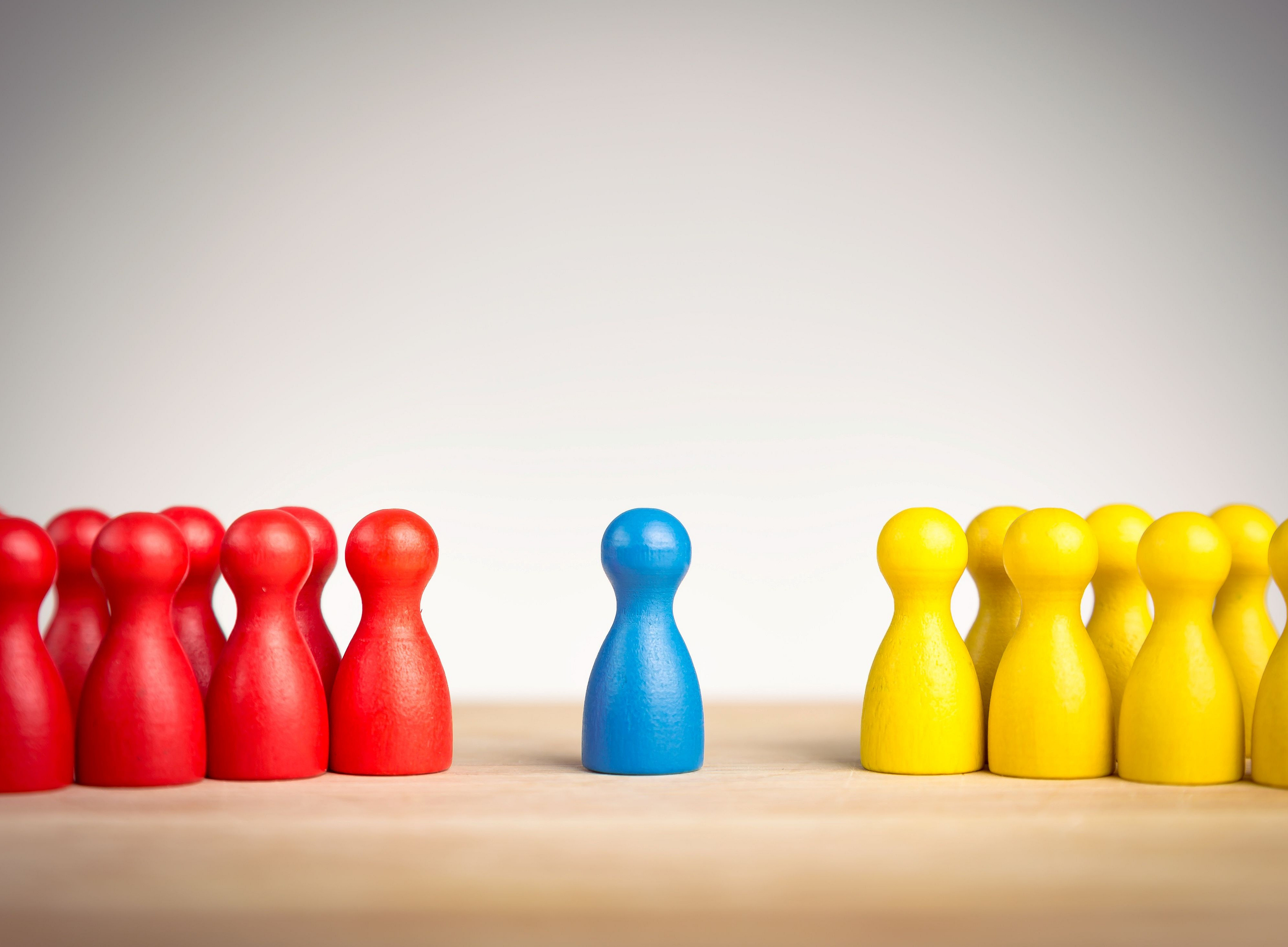 Spielkegel in rot, gelb und blau ©ibreakstock by Adobe Stock