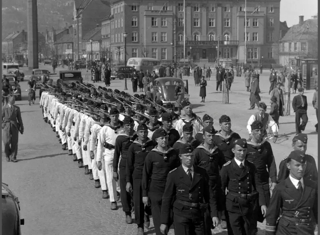Trondheim Torget, Mai 1940, Deutsche Marinesoldaten. © Sverresborg Trøndelag Folkemuseum, Digitalt Museum © Sverresborg Trøndelag Folkemuseum, Digitalt Museum