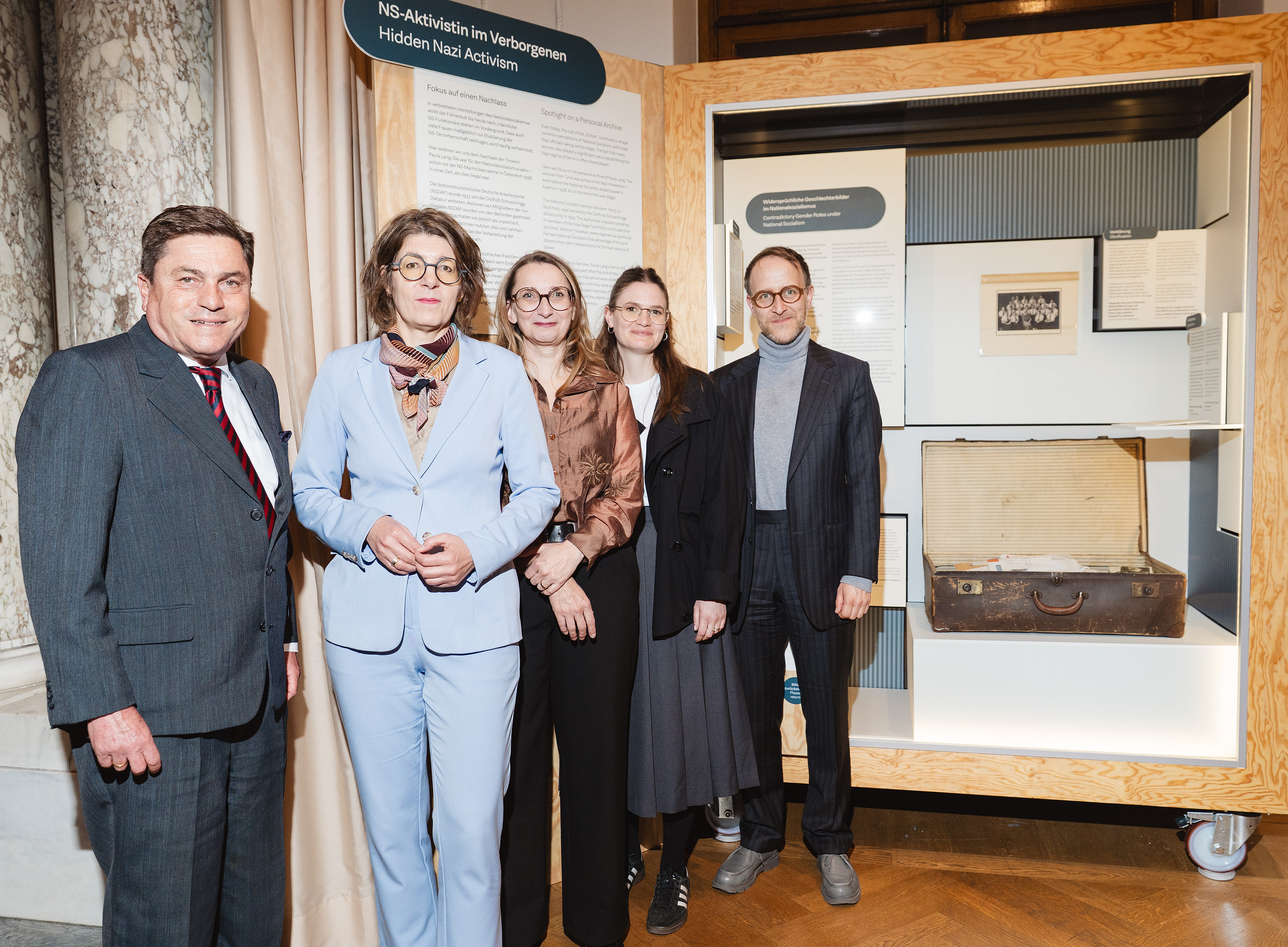 Gruppenfoto vor der Ausstellungsvitrine ©eSeL.at - Robert Puteanu