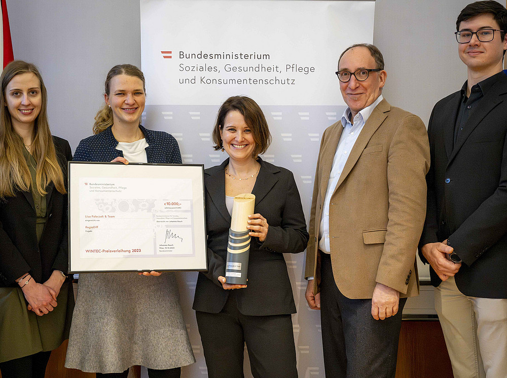 Gruppenfoto der Preisverleihung des Wintec-Inklusionspreises des Sozialministeriums an Lisa Paleczek ©BMSGPK/Karo Pernegger