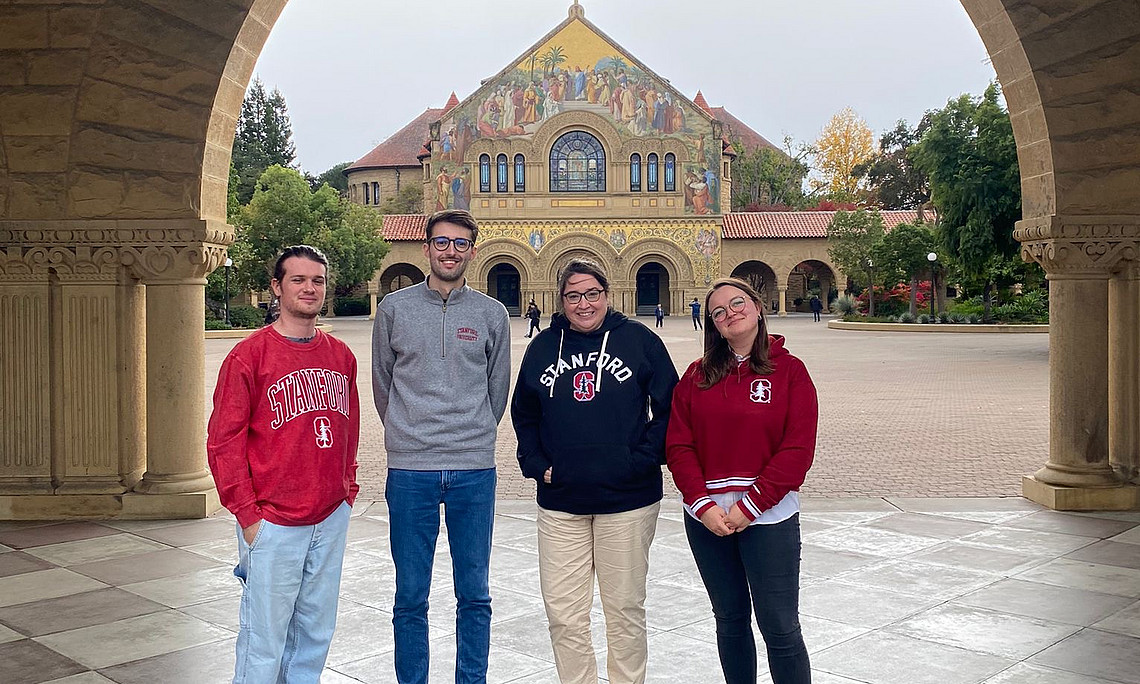 Die vier Teilnehmer:innen der Winter School 2024 in Stanford. Darunter Dr. Katharina Pyschny.