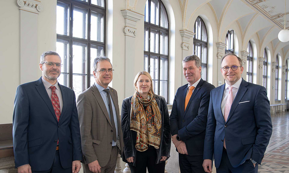 Meeting an der Uni Graz: Richard Schöberl, Peter Riedler, Barbara Heinrich, Horst Bischof und Maximilian Pammer (v. l.) Foto: Uni Graz/Tzivanopoulos 
