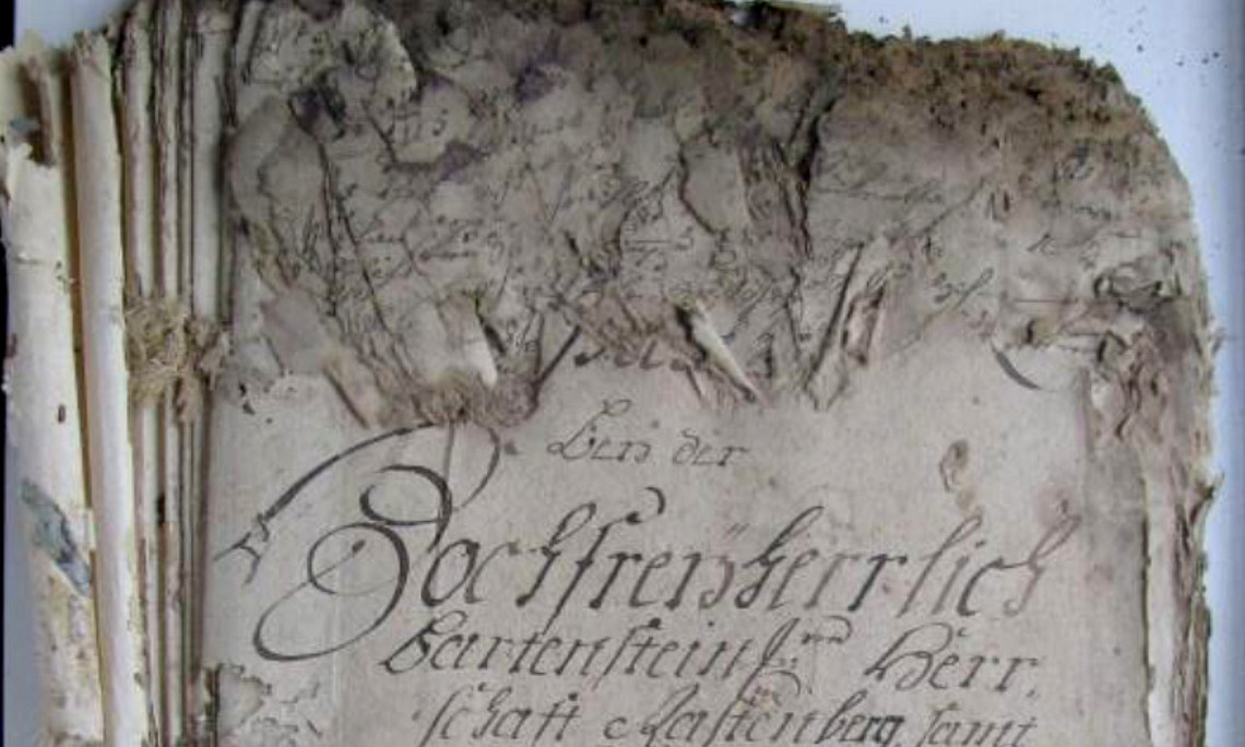 Ein durch Säureabbau beschädigtes Buch: Ein nanotechnologisches Verfahren der Uni Graz kann wertvolle Kulturgüter retten. Foto: Uni Graz/Ribitsch