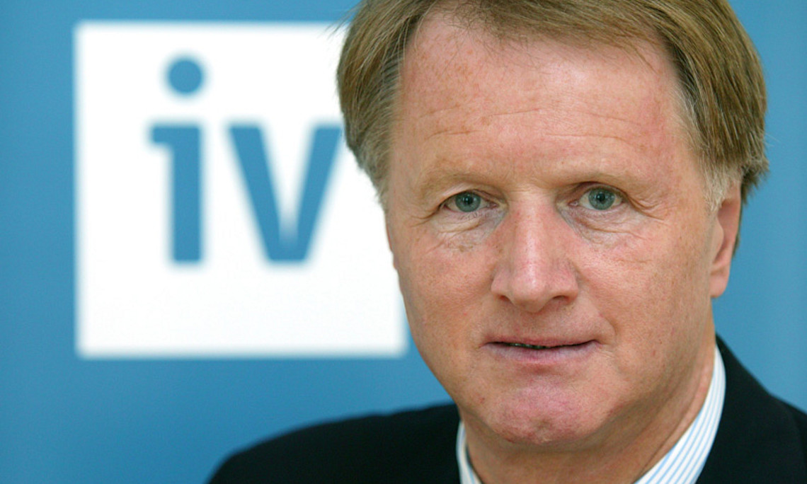 Jochen Pildner-Steinburg, langjähriger IV-Präsident, erhält das Ehrenzeichen der SOWI-Fakultät. Foto: Schiffer
