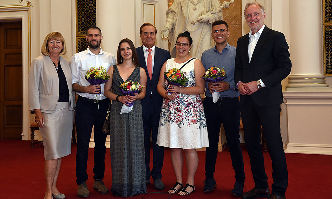 Feierliche Stipendienverleihung: Rektorin Christa Neuper, Bardh Hoxha, Sara Bozivecic, Rudi Roth, Petra Hamer, Danko Simic, Stadtrat Günter Riegler; Foto: Uni Graz/Eklaude