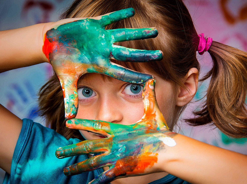 Ein Mädchen mit bunter Farbe auf den Händen ©vaserova - stock.adobe.com