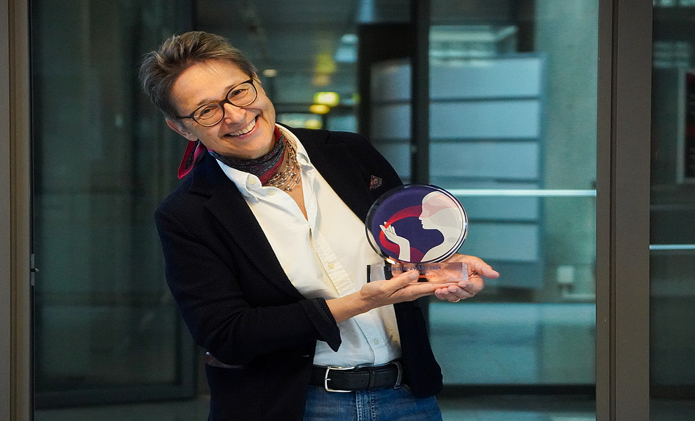 Anita Ziegerhofer mit der Auszeichnung in den Händen