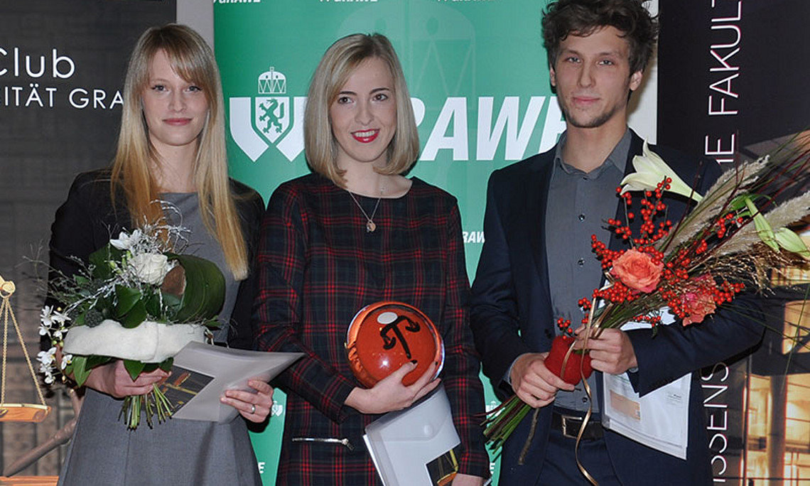 Die Top 3 REWI-AbsolventInnen des Studienjahres 2013/14 (v.l.): Katrin Reichmann (3.), Isabella Fank (1.) und Thomas Metesch (2.) ...