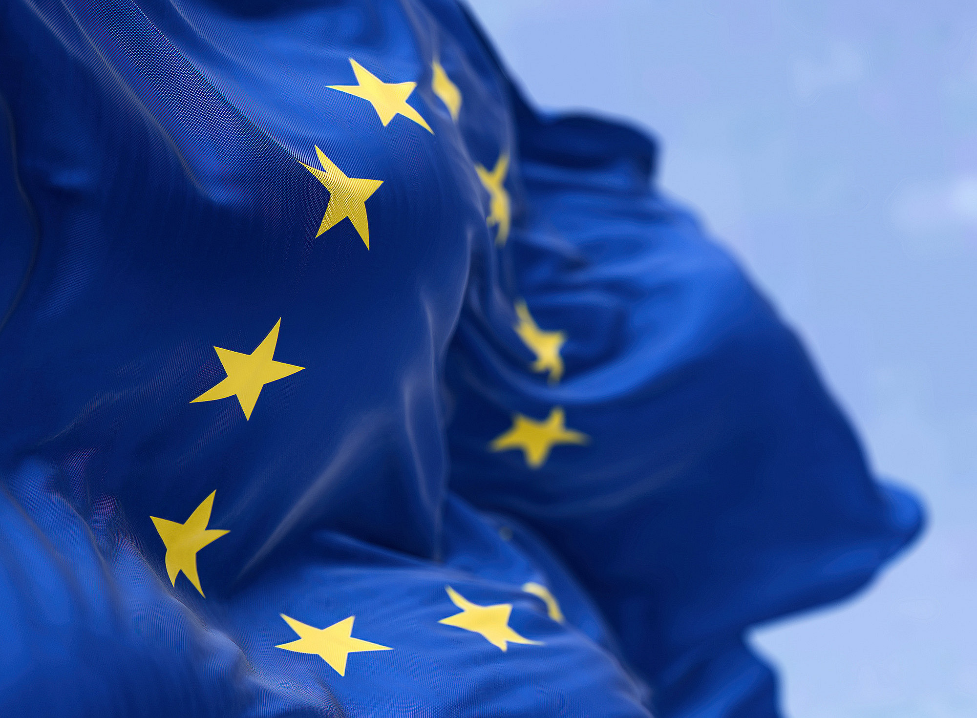 Europa-Flagge, die sich im Wind bauscht ©2022 © Valerio Rosati