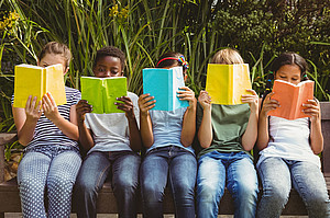 Gruppe Kinder mit Büchern ©WavebreakmediaMicro - stock.adobe.com