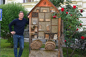 Biologe Gernot Kunz neben dem von ihm gestalteten Insektenhotel am Campus der Uni Graz