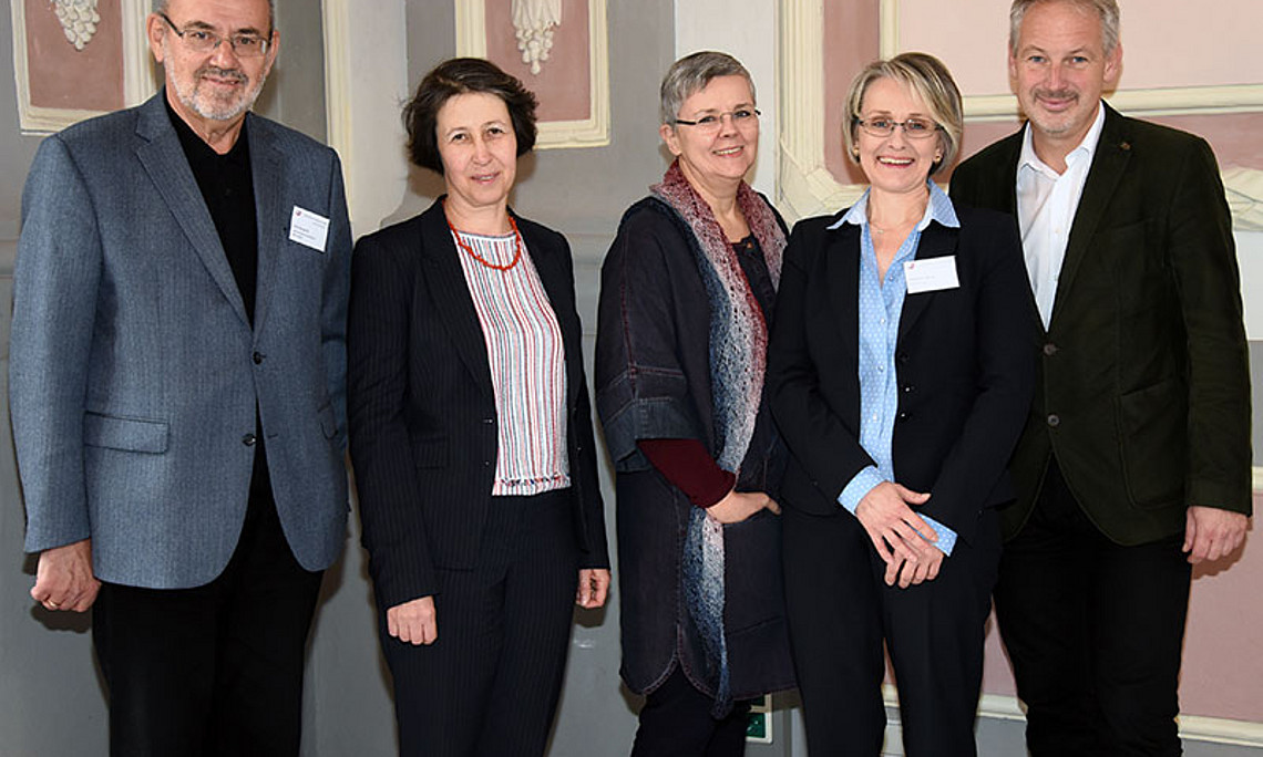 V.l.: Fritz Neuwirth, Vorsitzender der ÖGM, Dekanin Barbara Gasteiger-Klicpera, Vizerektorin Renate Dworczak, Tagungsleiterin Andrea Steiner vom Wegener Center und Gemeinderat Thomas Rajakovics. Foto: Uni Graz/Pichler