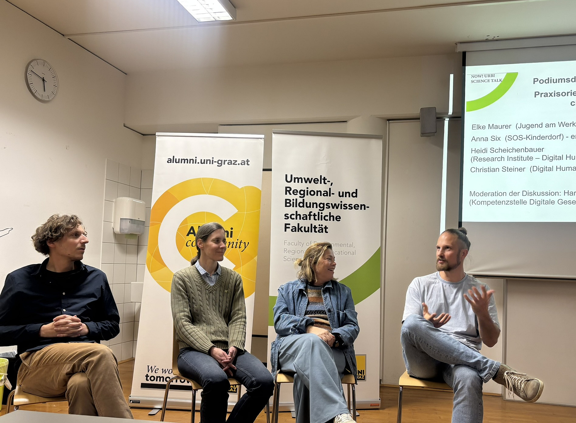 zwei Männer und zwei Frauen sitzen vor zwei Rollups und einer Leinwand; ein Mann redet, die anderen hören zu ©Uni Graz/Schmieder