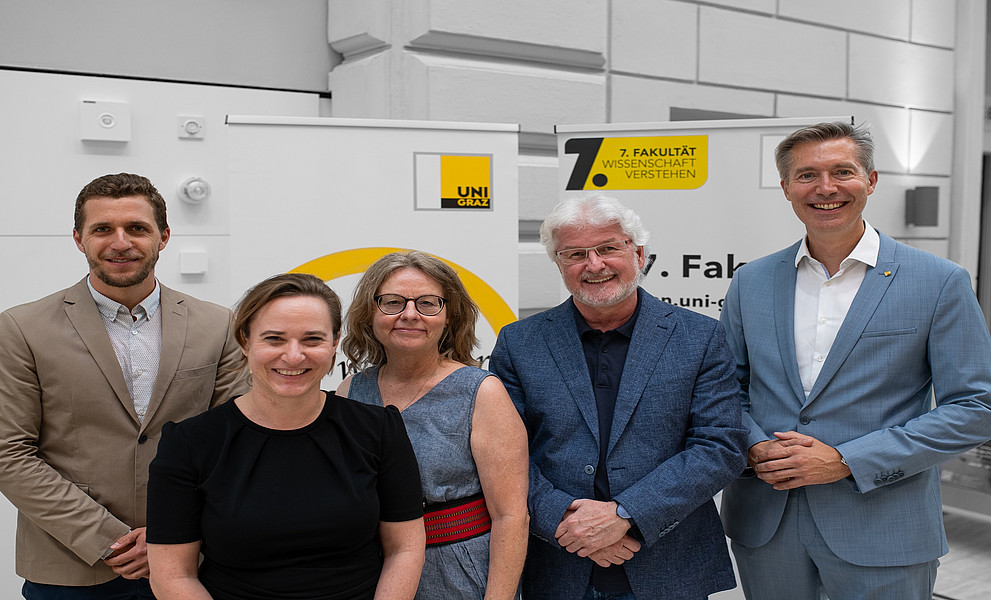 Ein Gruppenfoto mit fünf Personen