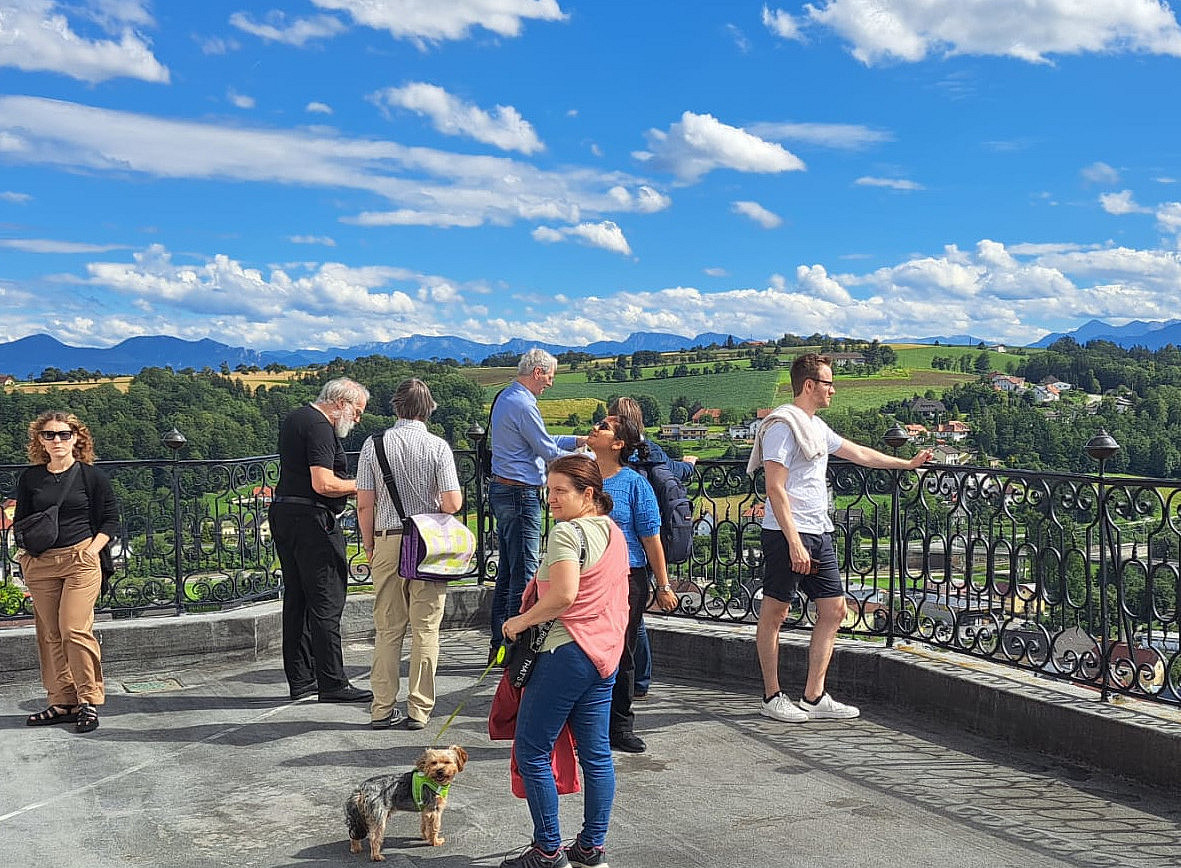 Astronomisches Observatorium auf dem Dach des Mathematischen Turms, Stift Kremsmünster. Die weiße Linie zeigt den österreichischen Kremsmünster-Nullmeridian, der während der historischen Vermessung Österreichs zuerst verwendet wurde. [Foto: Astrid Veronig] ©Uni Graz/Bourdin