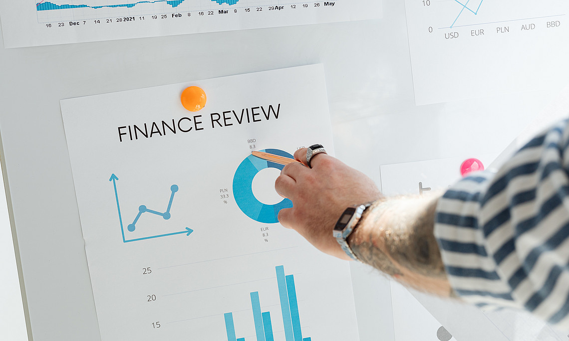 Tätowierter Manager bei der Interpretation von Finanzdaten