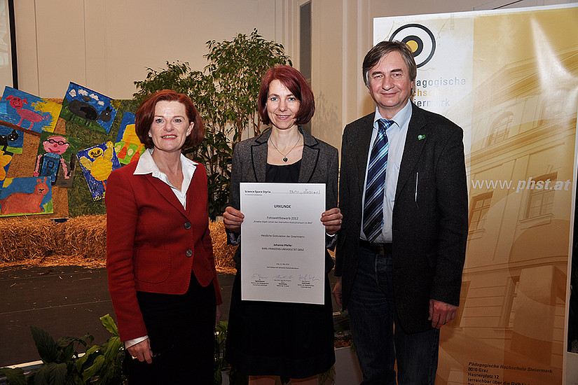 Siegerin der Uni Graz: Johanna Pfeifer (Mitte) vom Graz Schumpeter Centre erhielt Preis und Urkunde von PH-Rektorin Elgrid Messner und Meduni-Rektor Josef Smolle