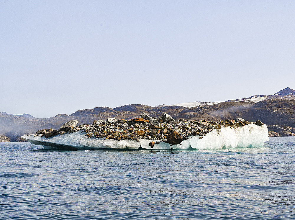 Ice berg transporting rocks in the Sermilik Fjord ©Uni Graz/Vilgut