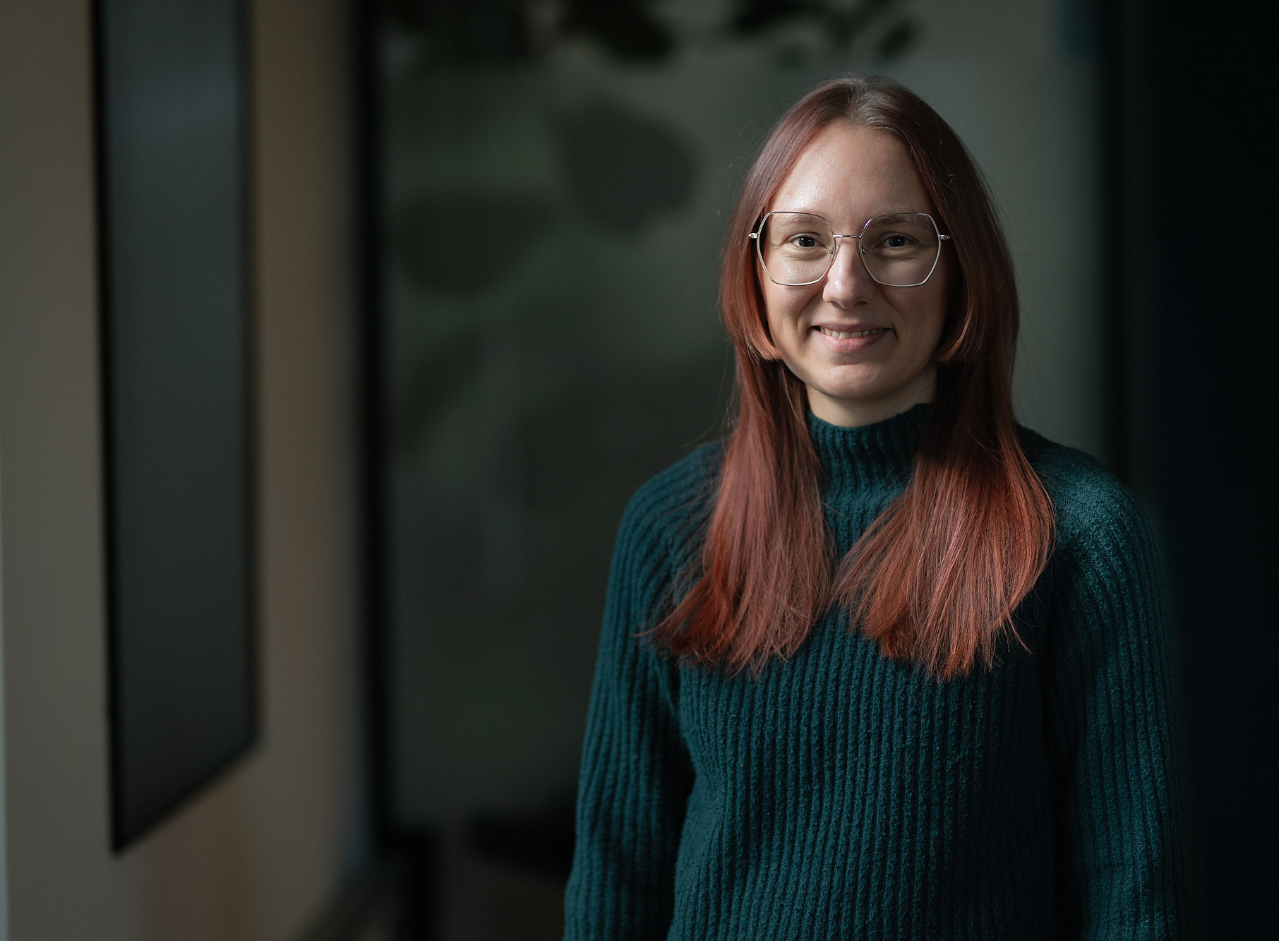 Eine Frau steht vor einem Fenster ©Uni Graz/Angele
