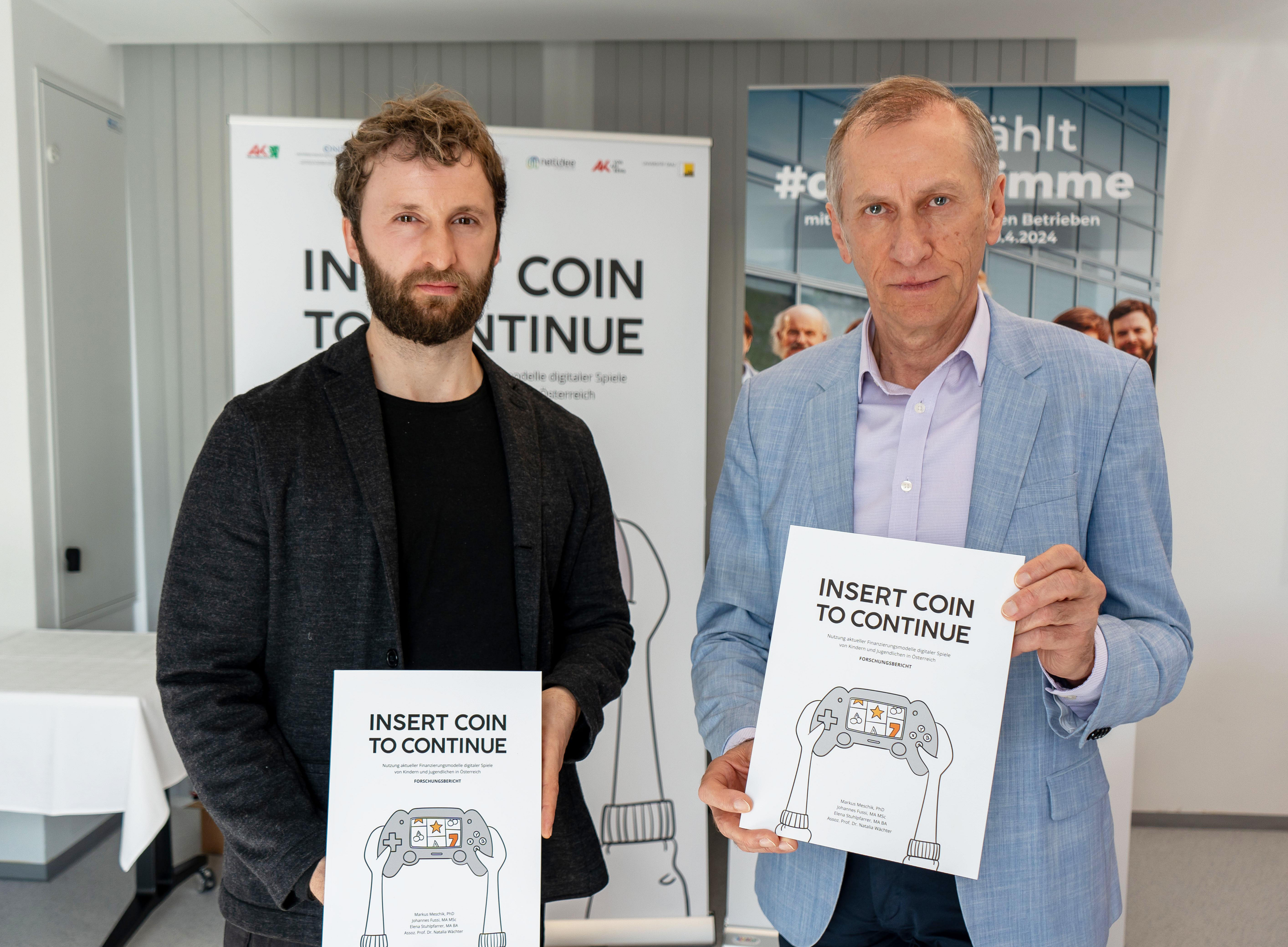 AK-Präsident Josef Pesserl (r.) und Markus Meschik (Uni Graz) präsentierten die Studie zu Onlinespielen. 