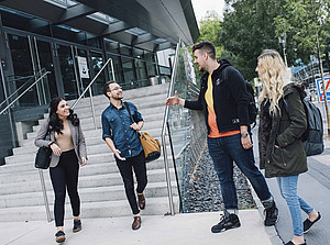 Studierende treffen einander vor dem Unigebäude, Sujetbild für Spezialisierungen Banken und Finanzierung ©Uni Graz/Kanizaj