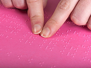 Finger auf Braille-Schrift symbolisieren inklusive Lehre an der Uni Graz ©SIMEON CHATZILIDIS