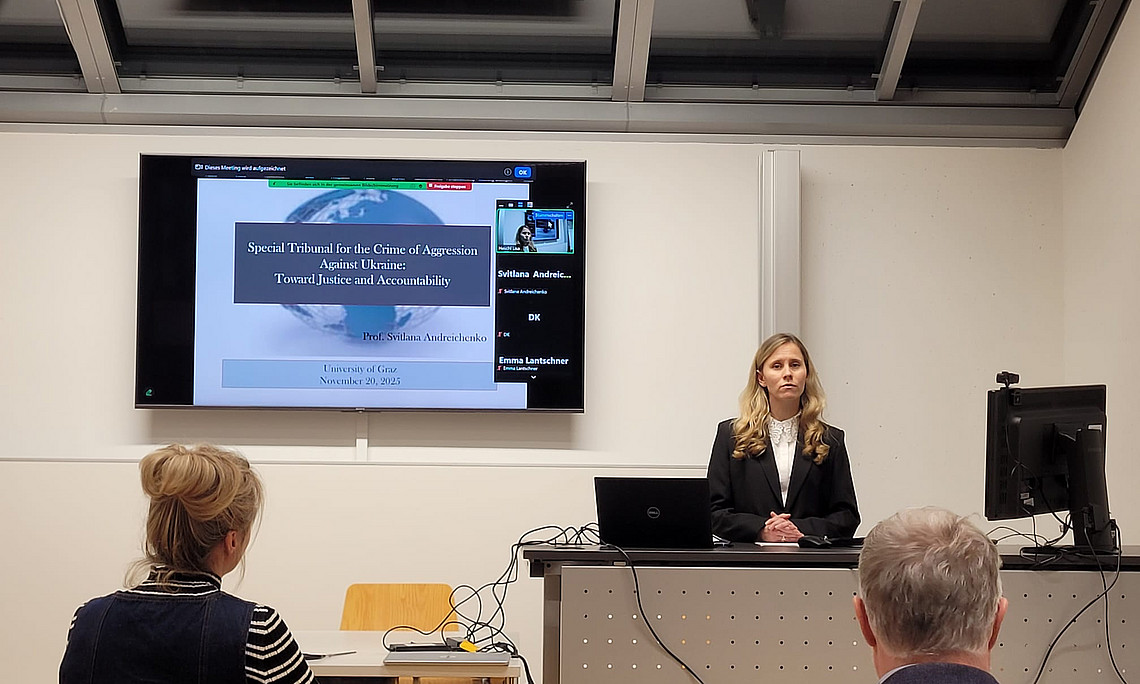Photo of Svitlana Andreichenko during presentation