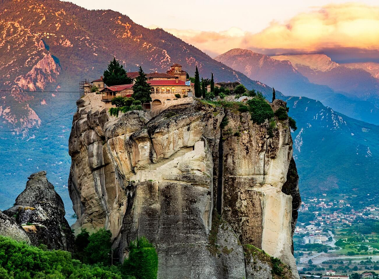 Haus auf hohem Felsen, Griechenland 