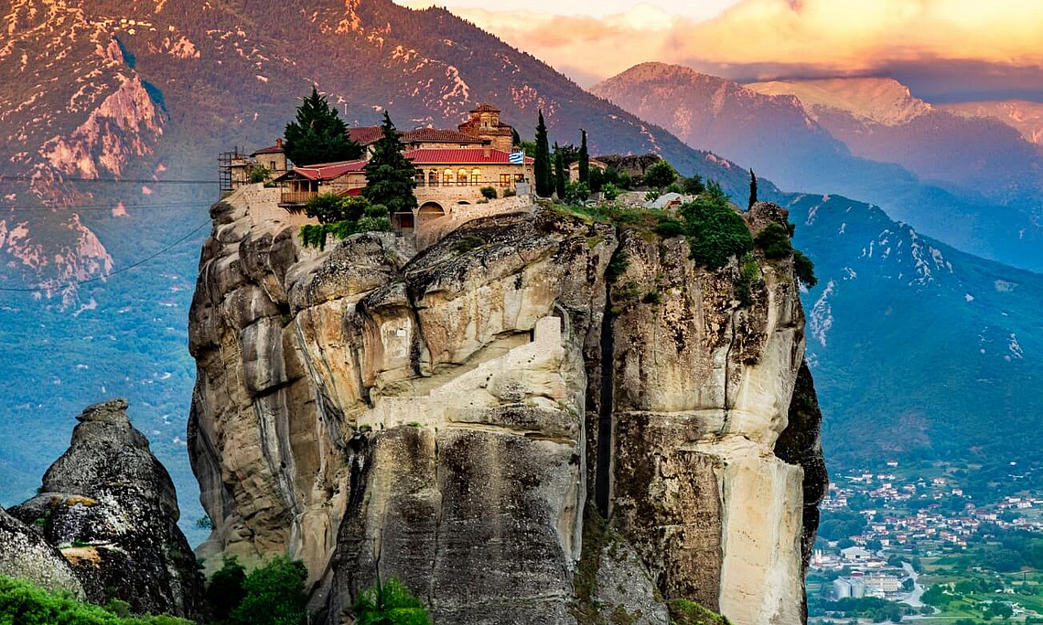Haus auf hohem Felsen, Griechenland