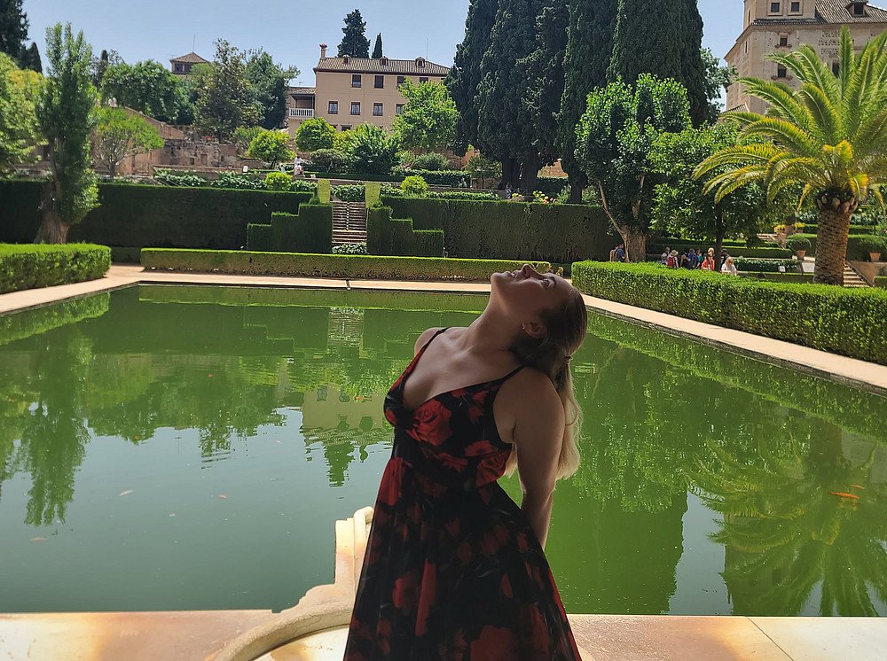 Frau mit Blumenkleid in Alhambra ©Desiree Kometter | Global Diary