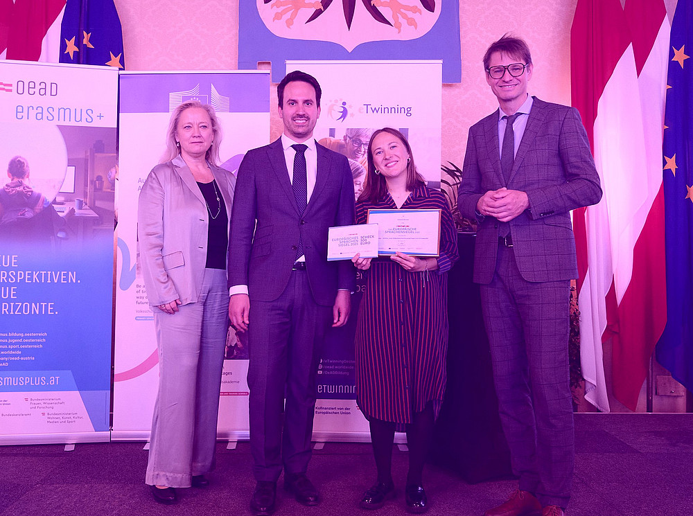 Victoria Reinsperger accepts the "European Language Label" award ©OeAD/APA-Fotoservice/H?rmandinger