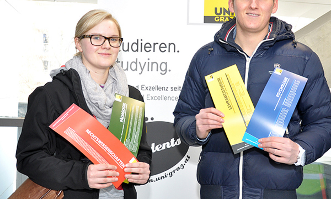 Das Team von „4students – Studien Info Service“ bietet in über 60 Workshops die Möglichkeit, Studien und Institute kennenzulernen, Forschung und Wissenschaft auszuprobieren. Foto: Uni Graz
