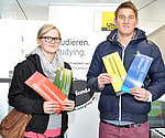 Studierende mit Flyer