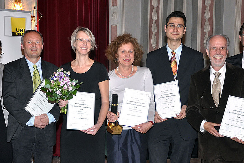 Neben Renate Hansen-Kokoruš (Mitte) erhielten Peter Hofmann, Renate Ortlieb, Karl Stöger und Friedrich Zimmermann (v.l.) Anerkennungspreise für ihre engagierte Dissertationsbetreuung.