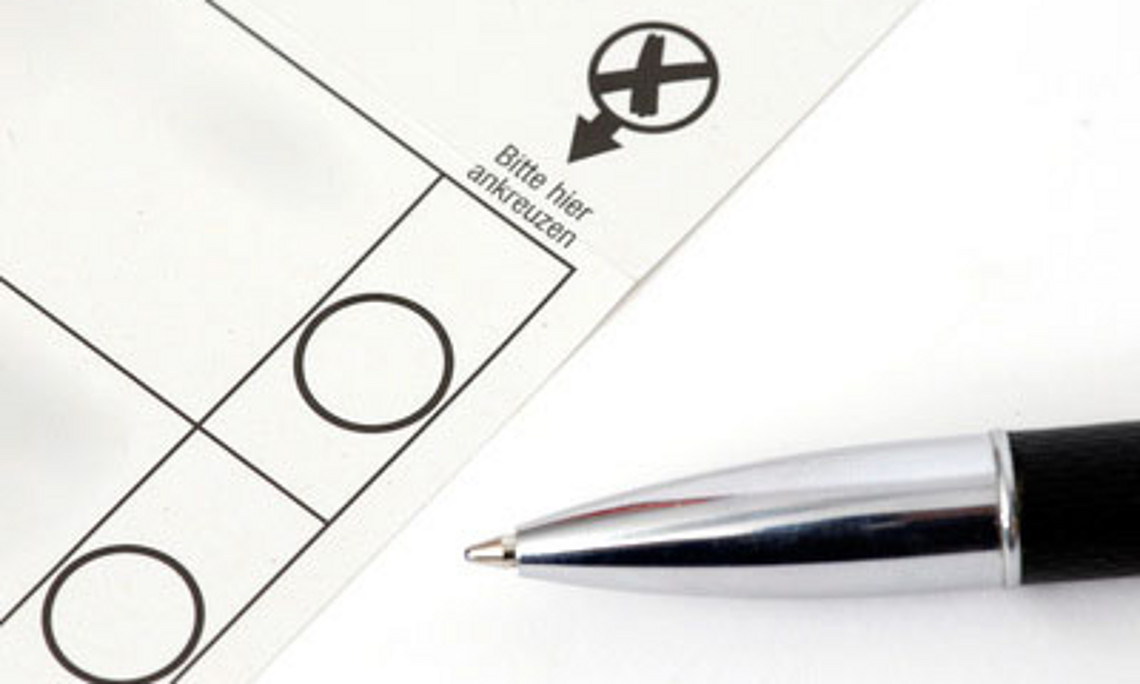 Ob ein Kreuzerl auf dem Stimmzettel ausreicht, um die tatsächlichen Wünsche der WählerInnen an die Politik zu kommunizieren, soll ein neues Forschungsprojekt klären. Foto: Tim Reckmann/<a href="http://www.pixelio.de">pixelio.de</a>