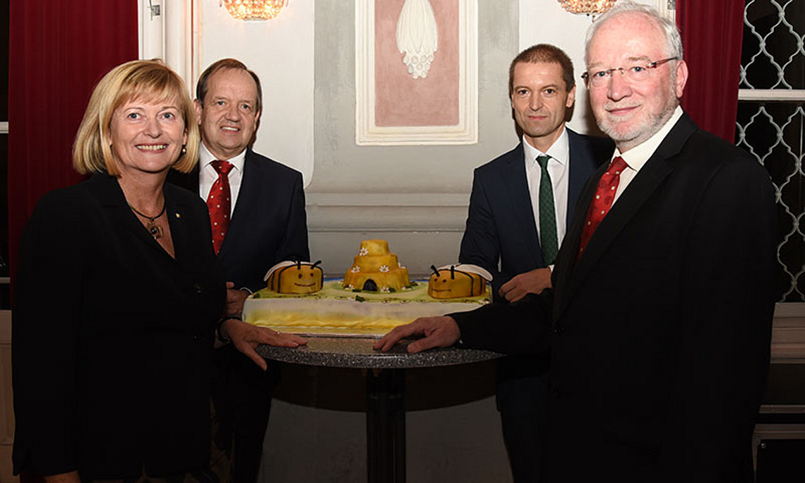 Rektorin Christa Neuper, Uniratsvorsitzender Othmar Ederer, Neo-Dekan Christof Gattringer und Karl Crailsheim (v.l.). Alle Fotos: Uni Graz/Kastrun.