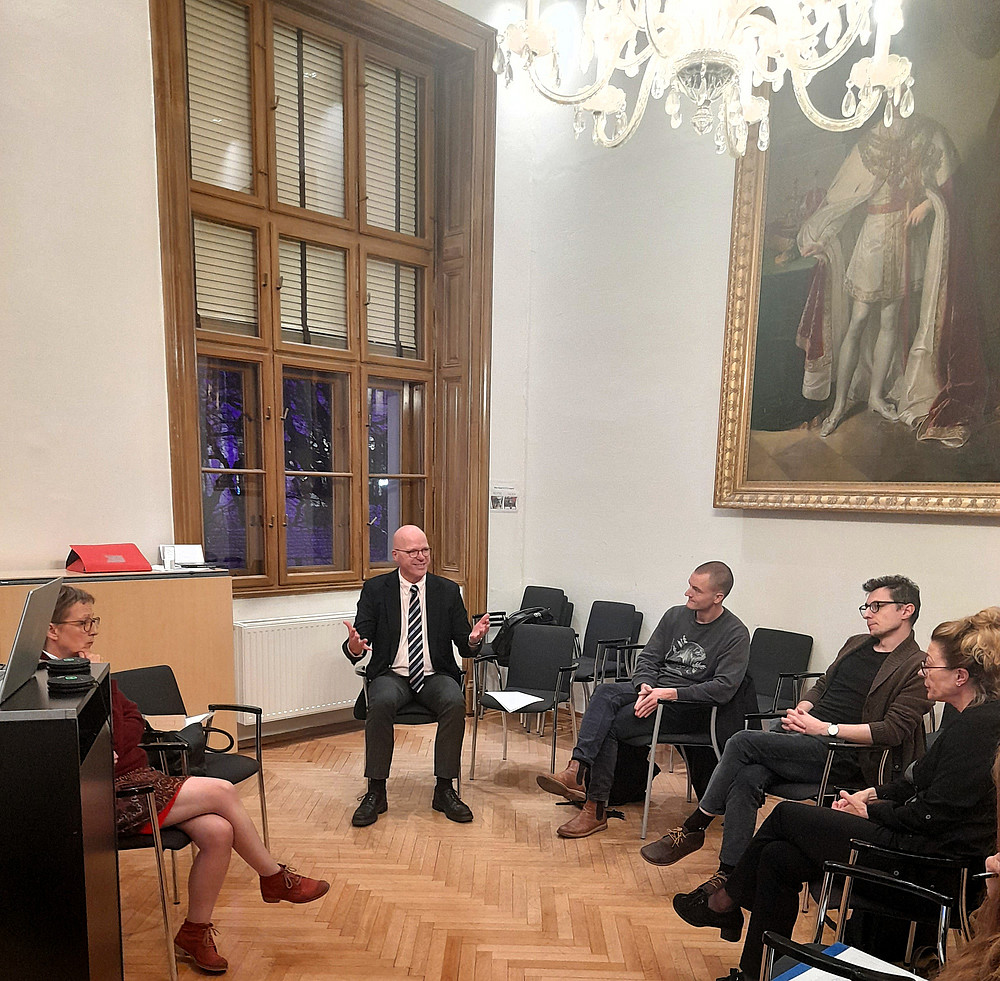 Eine Gruppe sitzt im Kreis und diskutiert ©Antonia Heigl