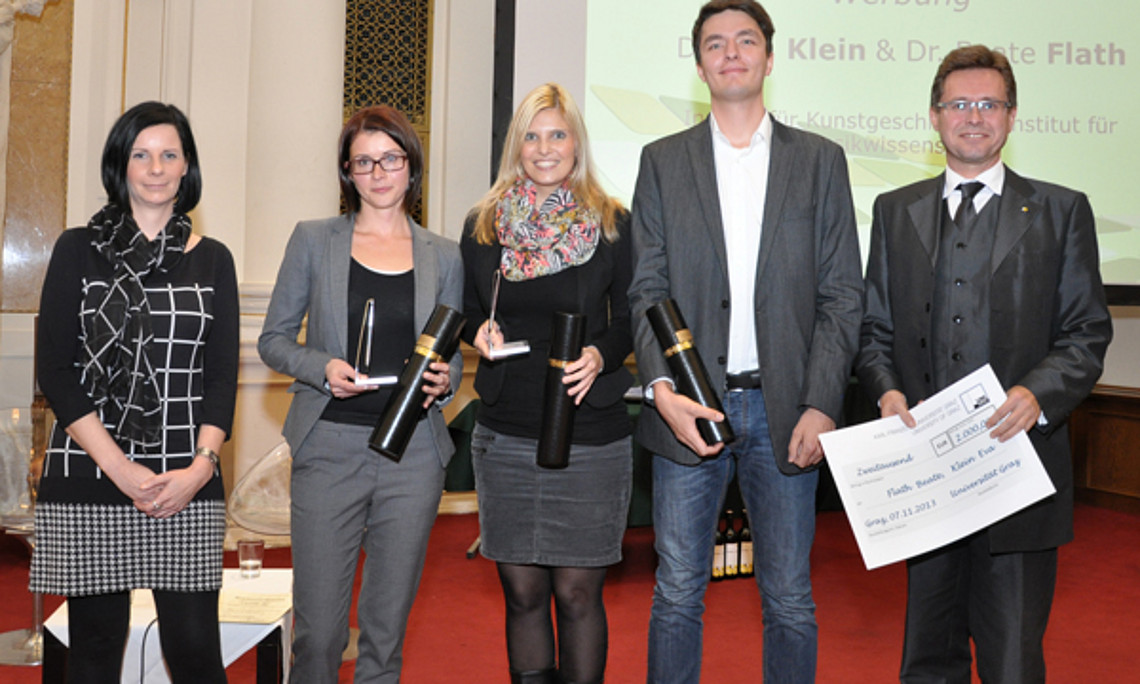 Beate Flath (2.v.l.), Eva Klein und Christian Kozina freuen sich über die Auszeichnung. Karin Scaria-Braunstein und Vizerektor Polaschek überreichten die Auszeichnung