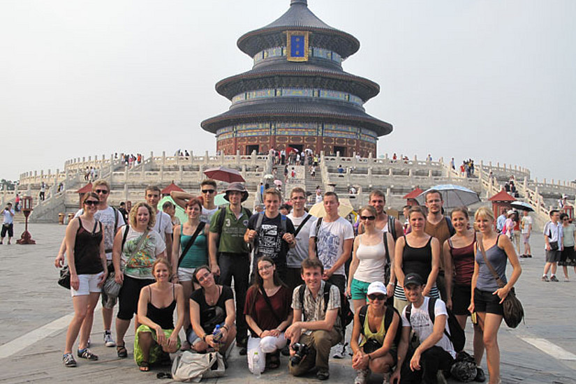 Die Teilnehmenden des Summercamp in China vor dem Himmelstempel in Beijing.