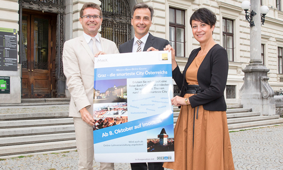 Vizebürgermeisterin Martina Schröck, Bürgermeister Siegfried Nagl und Vizerektor Martin Polaschek (v.r.) präsentieren den neuen Graz-MOOC der Karl-Franzens-Universität. Foto: Stadt Graz/Fischer