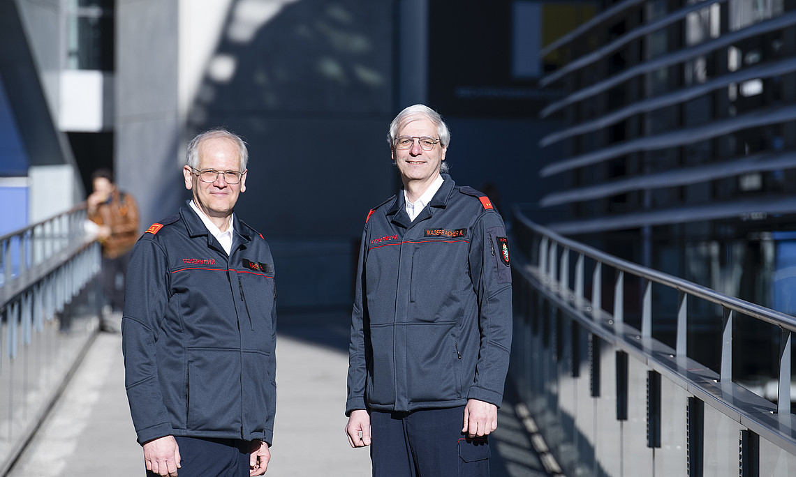 Zwei Männer in Feuerwehruniform