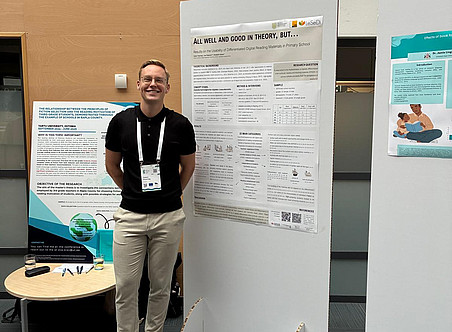 Fabian Feyertag steht vor seinem Poster ©LeSeDi - Konstanze Edtstadler