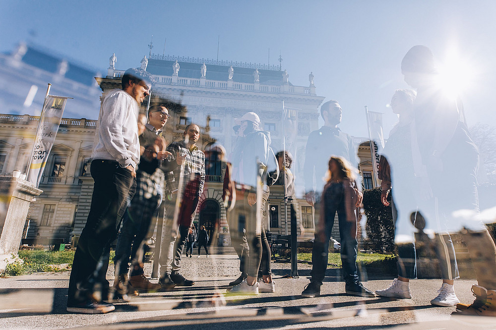 Studierende vor Hauptgebäude ©Uni Graz / Kanizaj