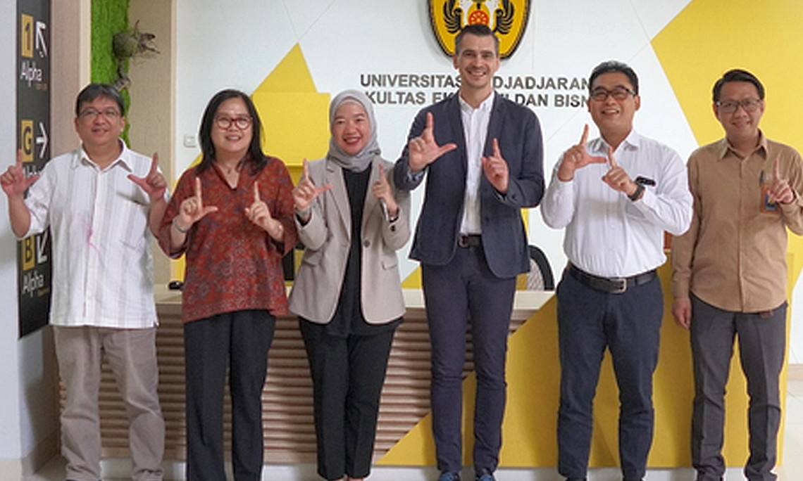 Dr. Hirt mit Indonesischen Gastgebern