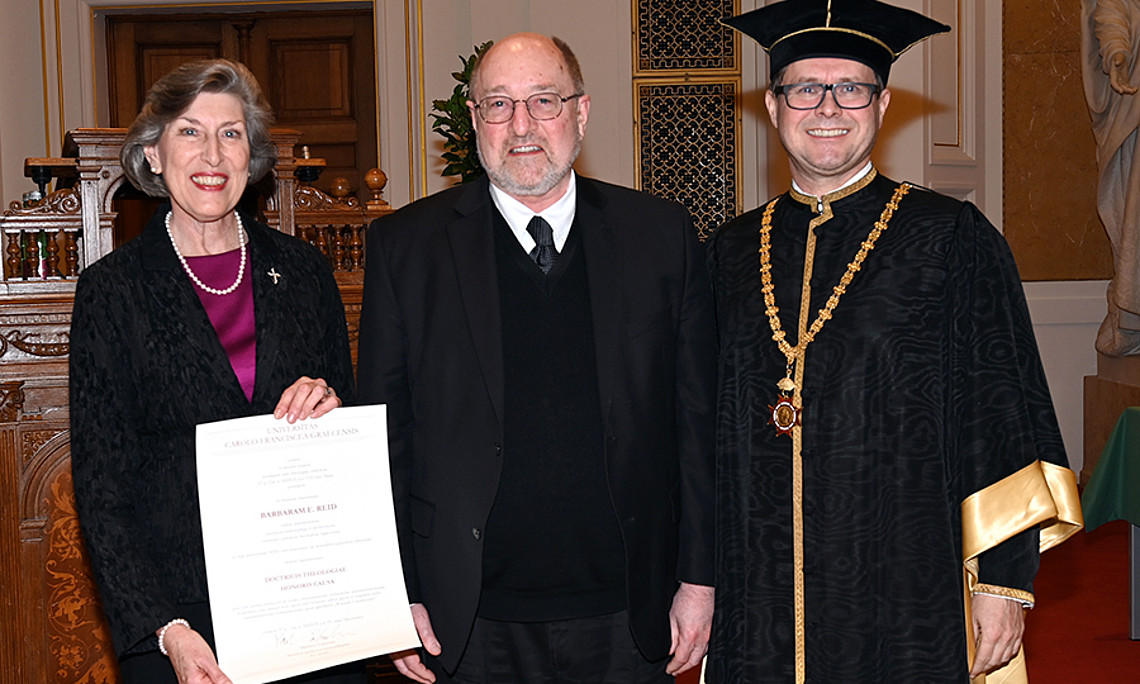 Prof. Barbara E. Reid mit Rev. Mark R. Francis, Präsident der CTU in Chicago, und Rektor Martin Polaschek bei der Ehrenpromotion. Foto: Uni Graz/Pichler